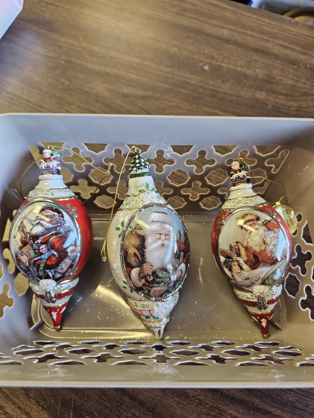 Vintage-Style Santa Holiday Ornaments - Red & White - Bradford ❤️